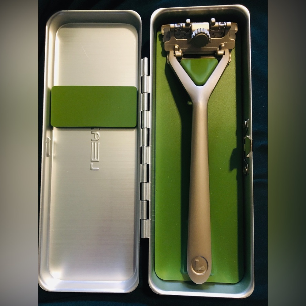 *Leaf Razor* with BRAND NEW travel case and 50 NEW replacement blades